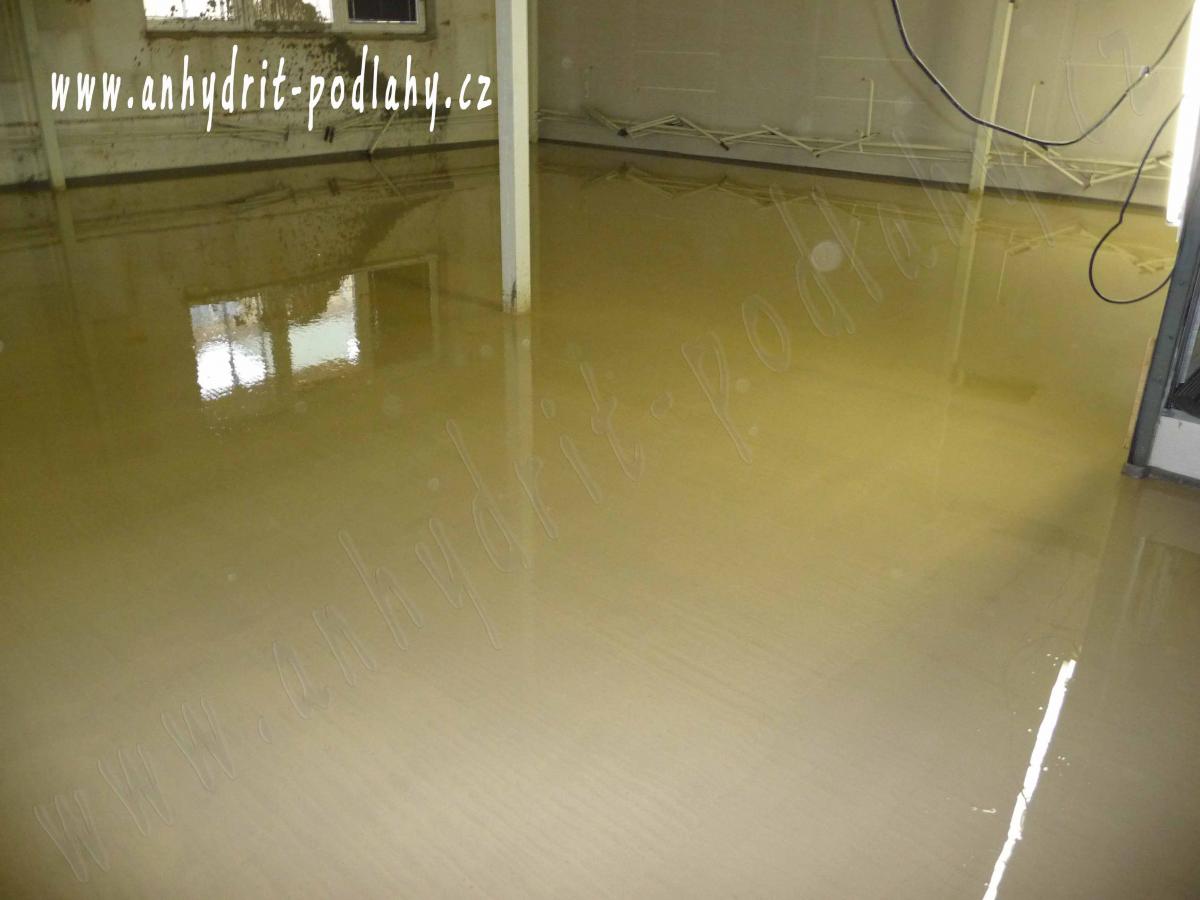 Anhydritová podlaha aplikovaná na stávající betonový povrch